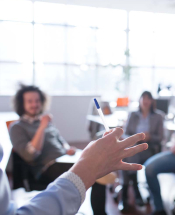 &quot;Il n'y a plus de perspective pour mes stagiaires, ça me frustre&quot;